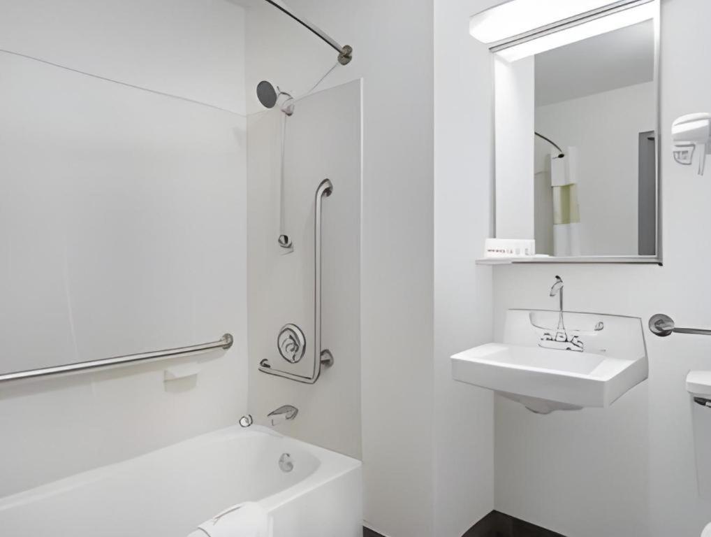 Clarion Pointe - Greensboro Coliseum Area Eksteriør billede